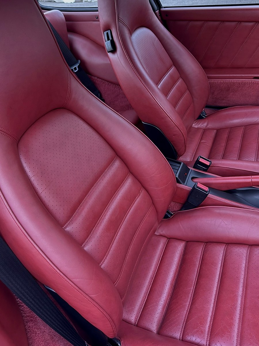 Sièges en cuir rouge d’un habitacle de voiture de collection — photographie réelle