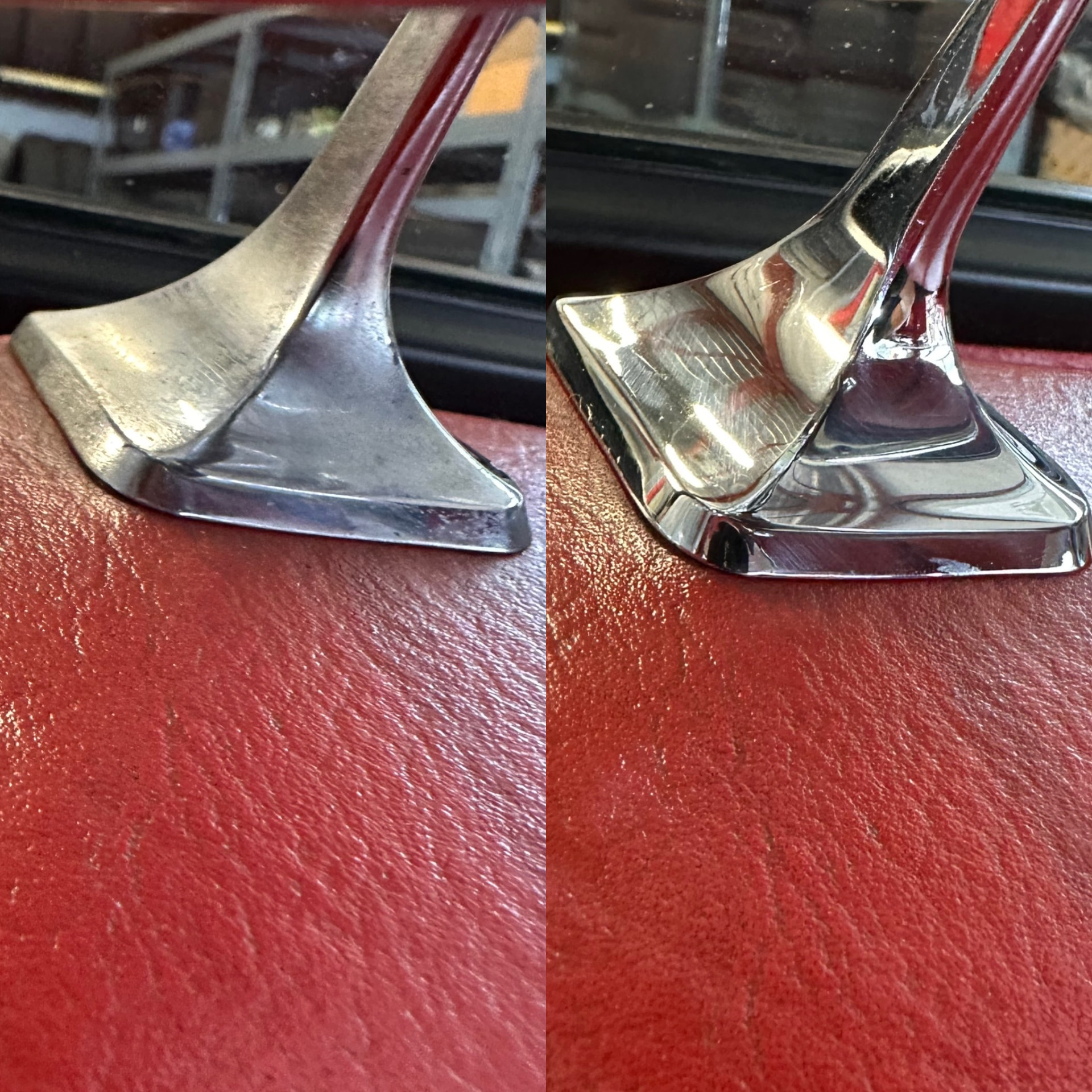 Avant et après rénovation d’un pied de rétroviseur chromé : métal terne et voilé à gauche, chrome brillant à droite.