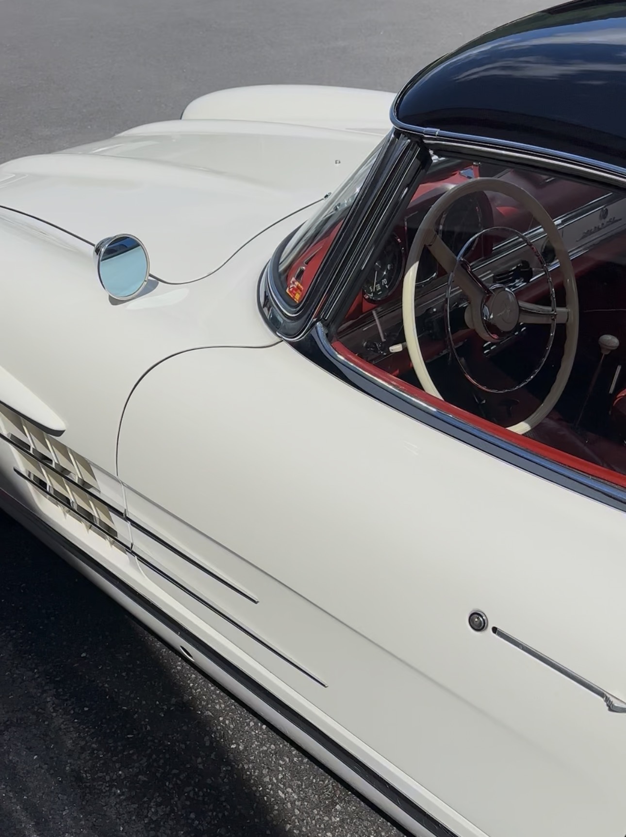 Chromes, rétroviseur et habitacle rouge d’une Mercedes de collection blanche — photographie réelle